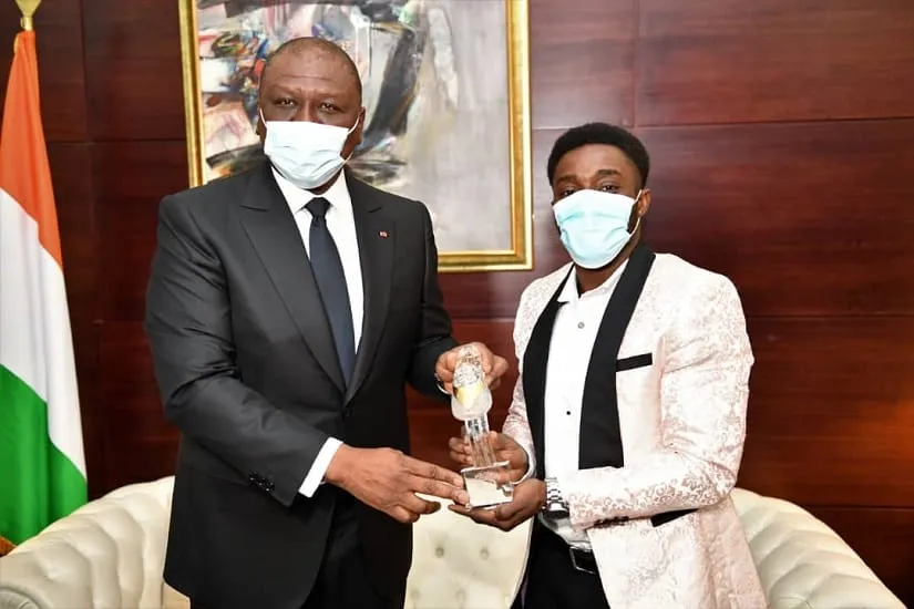 Arthur Gué Cissé présente son récent trophée Hamed Bakayoko