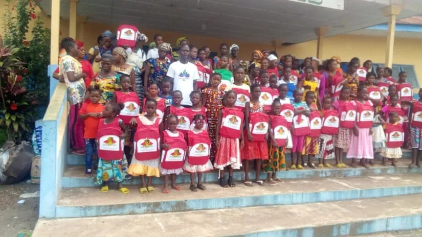 Une ONG offre des kits scolaires à des écolières à Danané – Actualité ivoirienne 21/10/2020