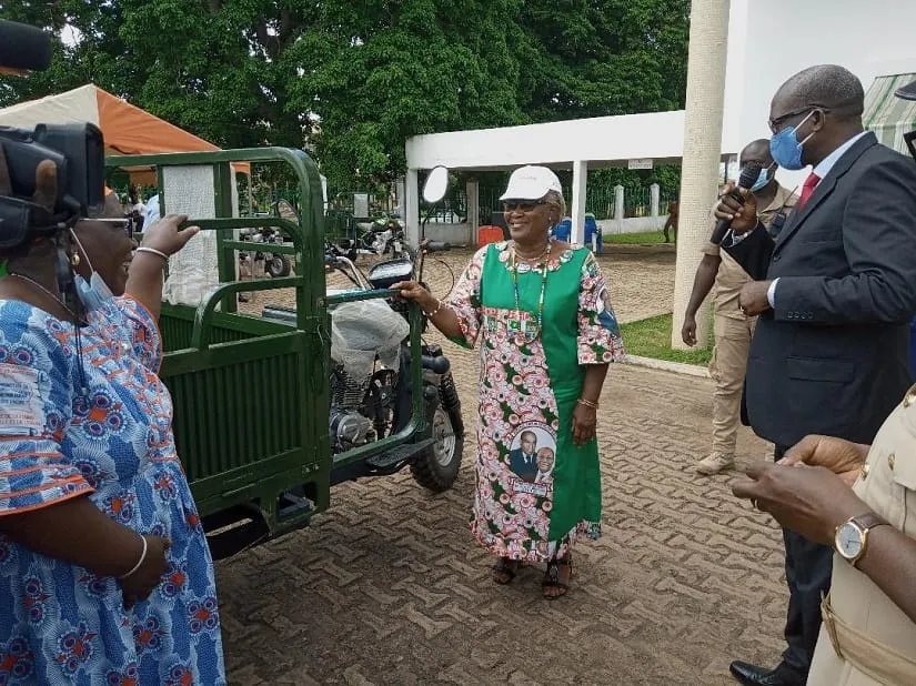 Tricycles, motos, tables-bancs et ciment offerts populations du N’zi – Actualité ivoirienne 22/10/2020