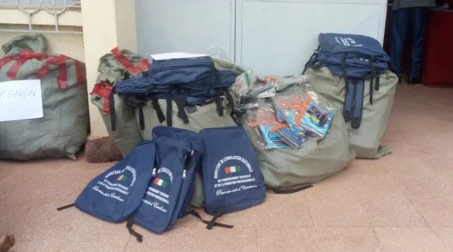 Danané : une ONG offre des kits scolaires aux élèves