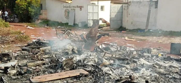 Présidentielle 2020: Des jeunes de l’opposition saccagent et incendient le matériel informatique de la CEI à Daoukro – Actualité ivoirienne 28/10/2020