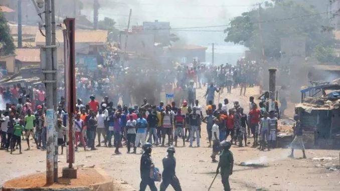 Heurts violents entre policiers et militants en Guinée