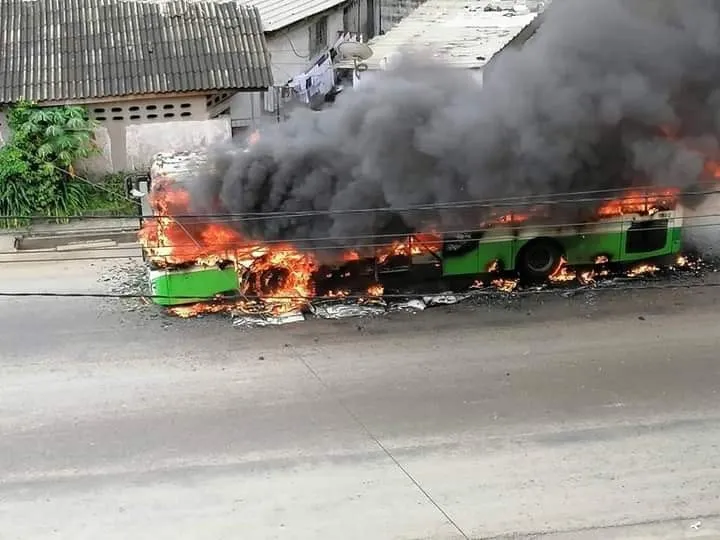 Désobéissance civile et grève de la FESCI : des bus de la Sotra brulés