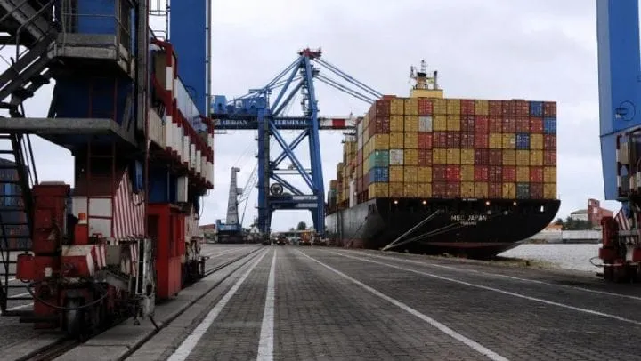Les gros camions de marchandises prennent d’assaut la zone portuaire