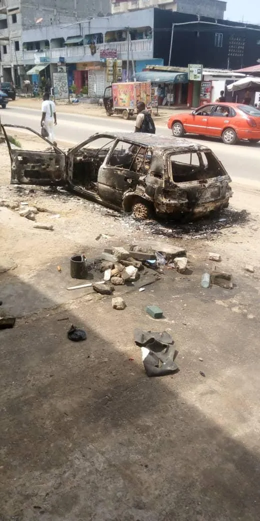 Situation tendue à Yopougon : un taxi communal incendié ce 16 novembre