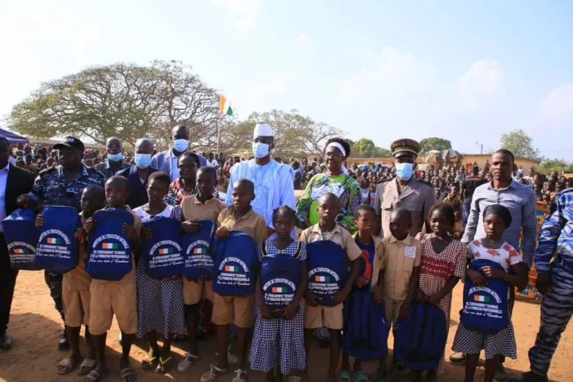 Béoumi : le ministre Sidi Touré offre 1000 kits scolaires aux élèves