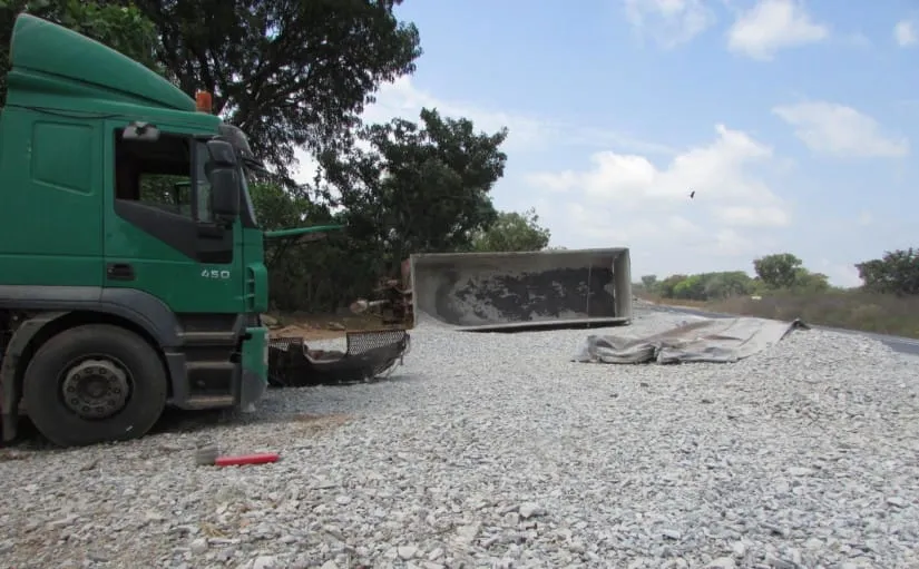 Accident à Niakara : un camion renverse son chargement de clinker