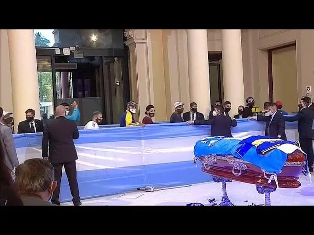 Diego Maradona : la veillée funèbre de la légende du football, vidéo