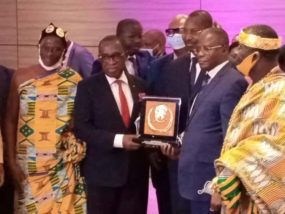 Aka Aouélé reçoit le prix du meilleur artisan de lutte contre la COVID-19 en Afrique Francophone
