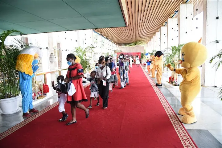 Arbre de Noël 2020 au palais présidentiel : Dominique Ouattara offre des cadeaux à plus de 1 000 enfants