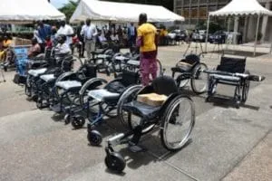 Don de fauteuils roulants aux Zambiens par des médecins chinois