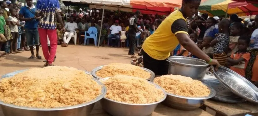 Partage de repas communautaire à Koffikro par une ONG