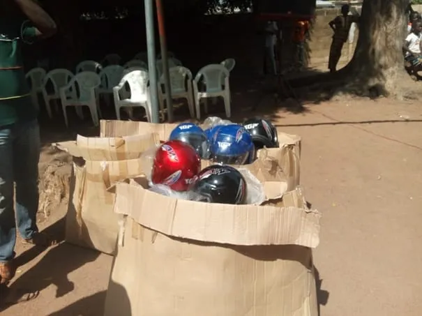 Boundiali : Mariatou Koné offre 60 casques de protection aux jeunes
