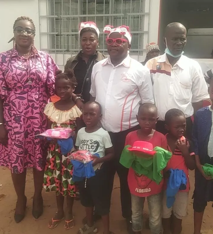 Noël 2020 à Yopougon : une entreprise offre des cadeaux aux enfants