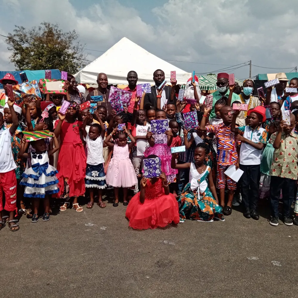 Arbre de Noël à Bouaflé : 2000 enfants reçoivent des cadeaux