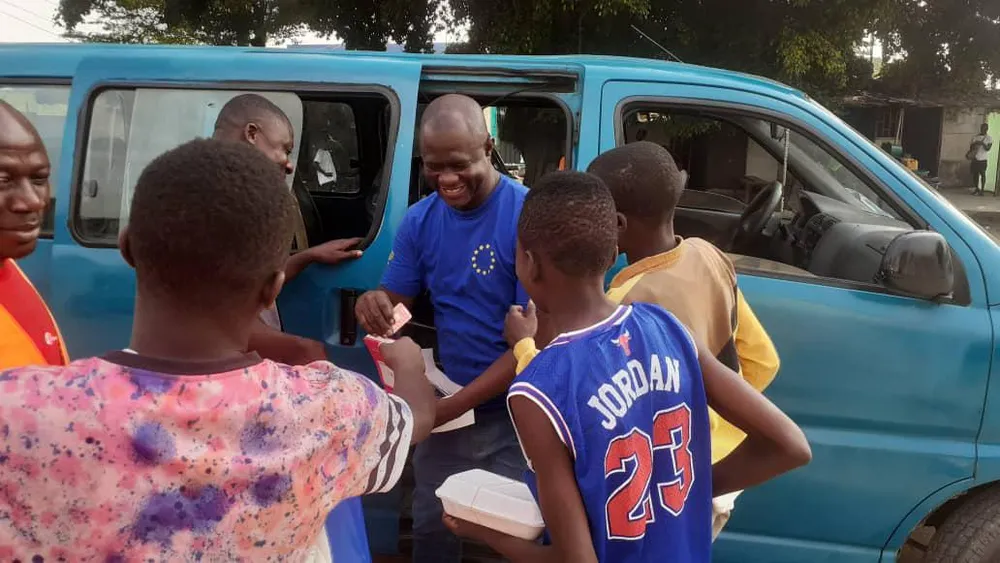 Noël 2020 à Yopougon : des enfants de la rue reçoivent des cadeaux