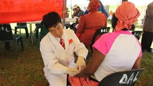 Ghana: Des médecins chinois ont soigné plus de 4.000 patients en 2020