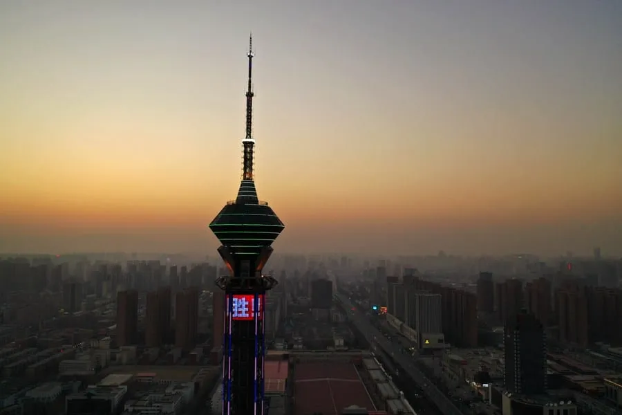 La tour de la télévision de Shijiazhuang illuminée en l’honneur de la lutte contre le COVID-19 – Actualités 19/01/2021