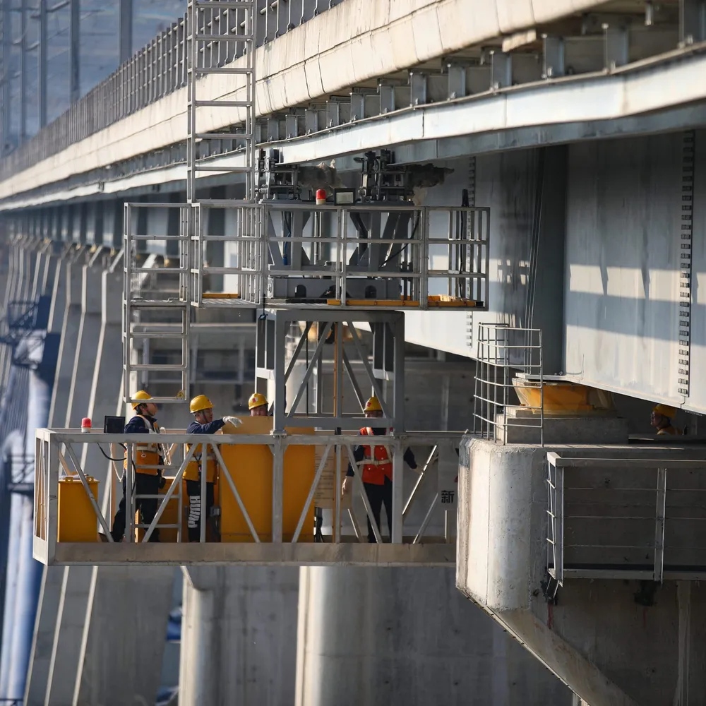 Chine : des ouvriers assurent la maintenance d’un pont au Guizhou (sud-ouest) – Actualités 20/01/2021