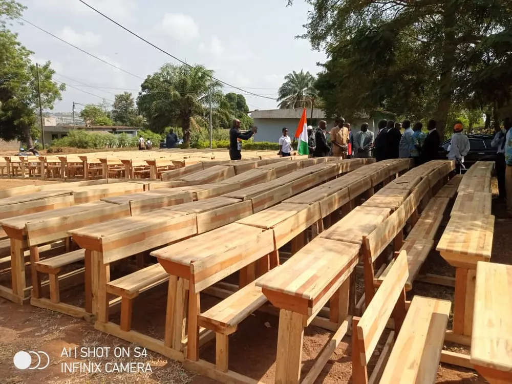 Lycée moderne 3 de Daloa : le conseil régional fait don de 200 tables-bancs