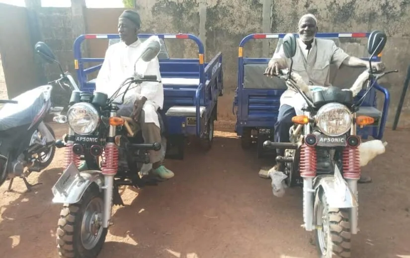 Tengrela : un cadre offre des tricycles à deux familles démunies
