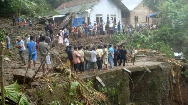 Glissement de terrain en Indonésie, bilan 21 morts, 19 disparus