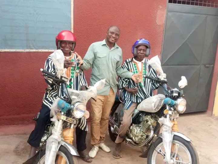 Don de motos au chef canton et chef du village de Timbé