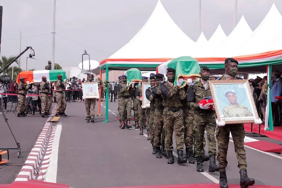 Les 4 militaires ivoiriens tués au Mali promus et décorés à titre posthume