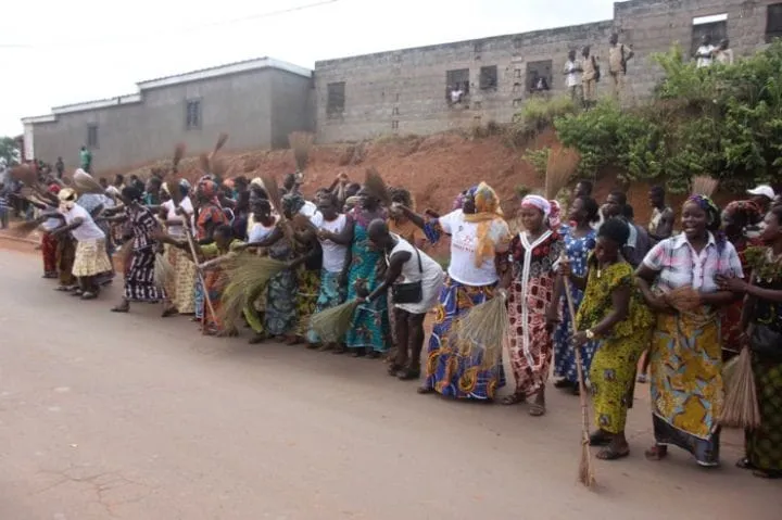 N’Douci : la jeunesse initie une opération de salubrité dans la ville