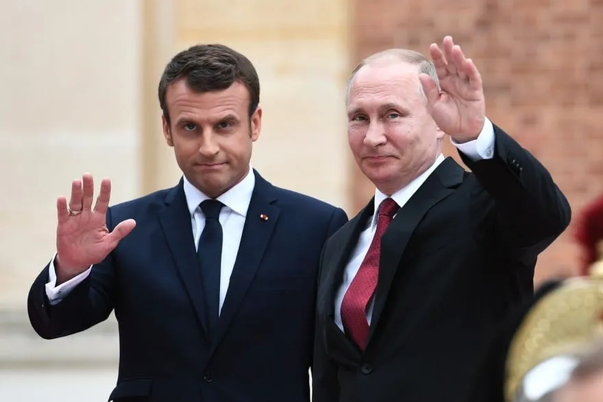 Emmanuel Macron et Vladimir Poutine en discussion