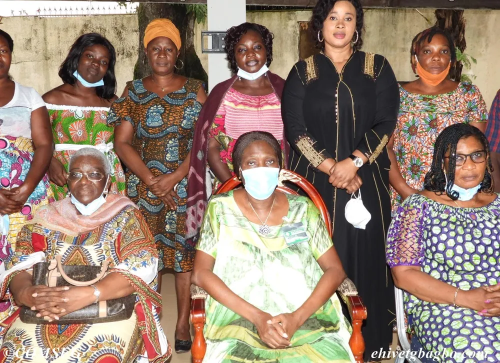 Simone Gbagbo reçoit des femmes des détenus militaires