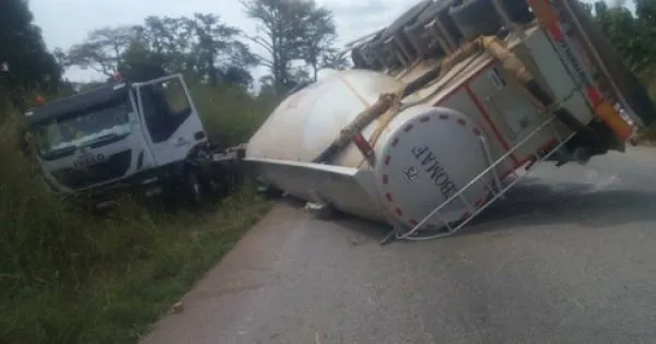 Tiébissou : la cabine d’un camion transportant du ciment part en fumée
