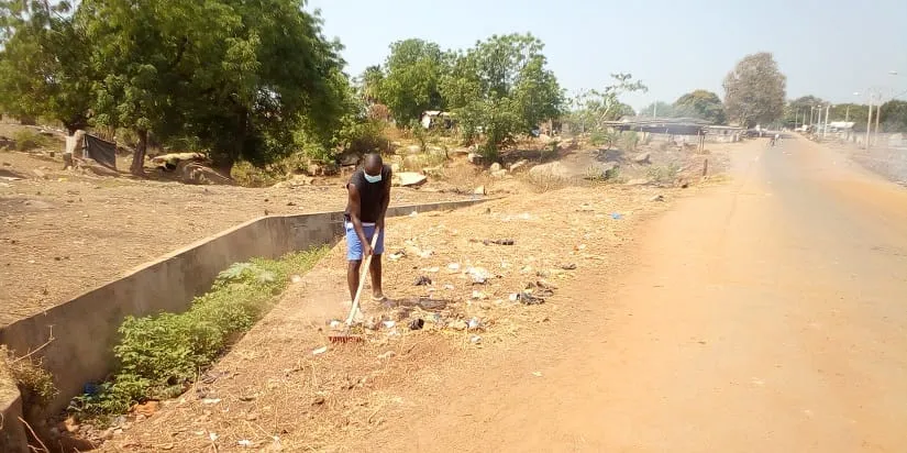Des volontaires nettoient des dépôts sauvages d’ordures à Séguéla – Actualité ivoirienne 08/02/2021