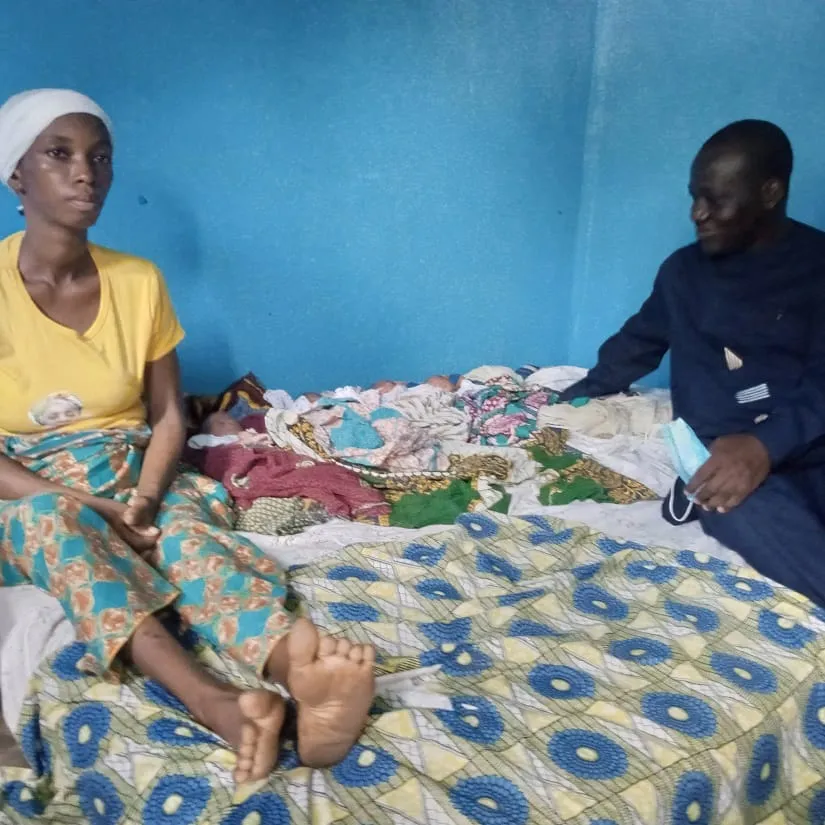 Yao Kouadio Séraphin aux côtés des quadruplets de Dimbokro