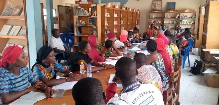 Apprentissage libre à Kong : un groupe d’enseignants initie un atelier