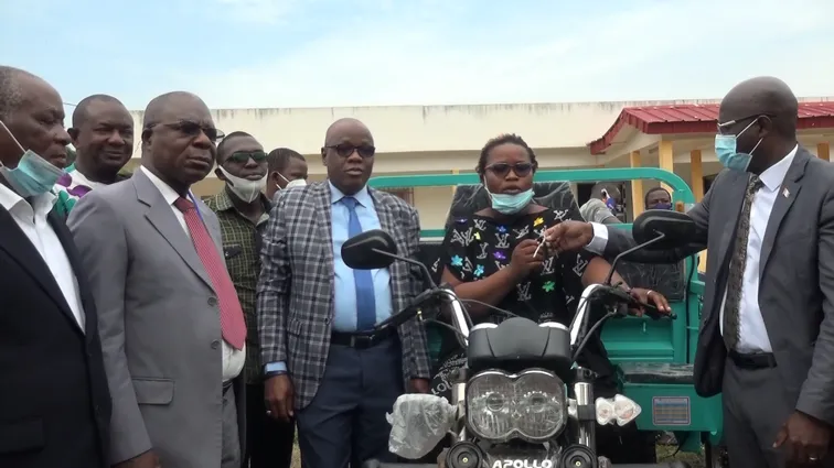 Bondoukou : des artisans reçoivent des motos tricycles