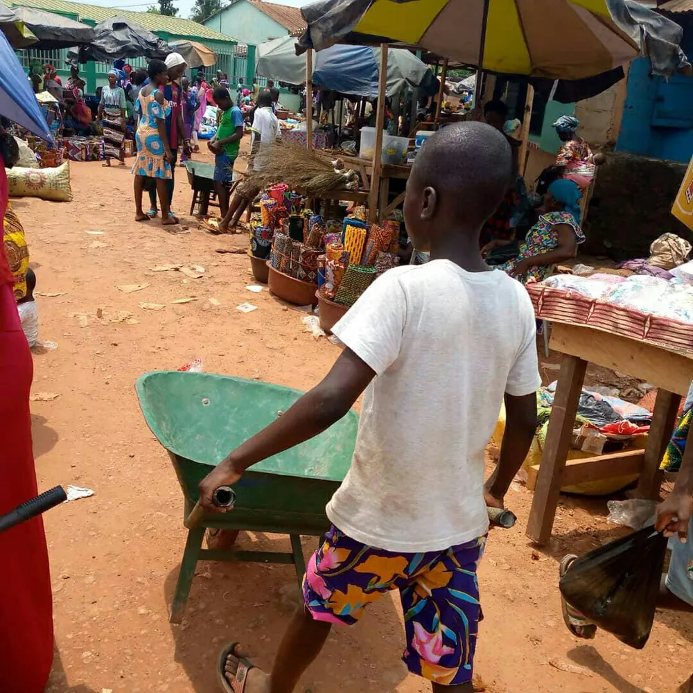 Marché d’Alépé : le phénomène d’enfants brouettiers prend de l’ampleur