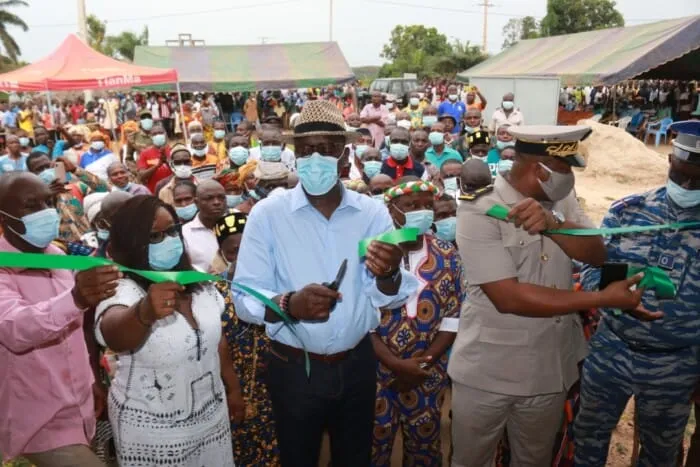 Alain Donwahi inaugure le centre de santé de Dobré