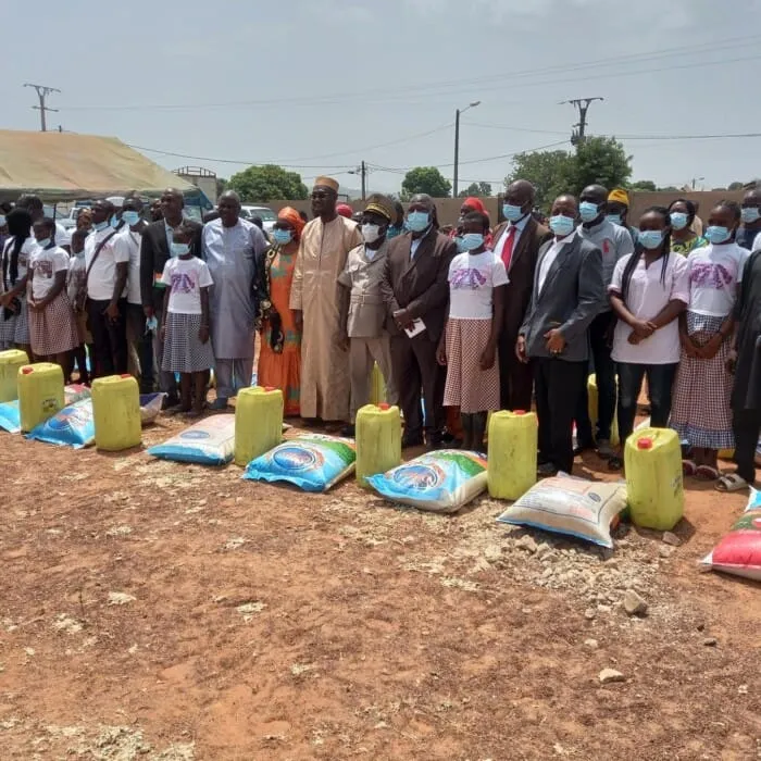 Cantines scolaires de Touba : le ministre Moussa Sanogo fait des dons