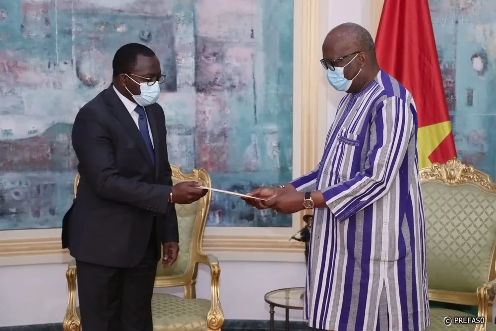 Présidence CAF : Ouattara passe à l’offensive, la candidature de Jacques Amouna présentée à Roch Kaboré