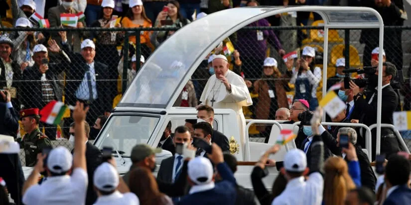 Le pape François en visite célèbre une messe en Irak
