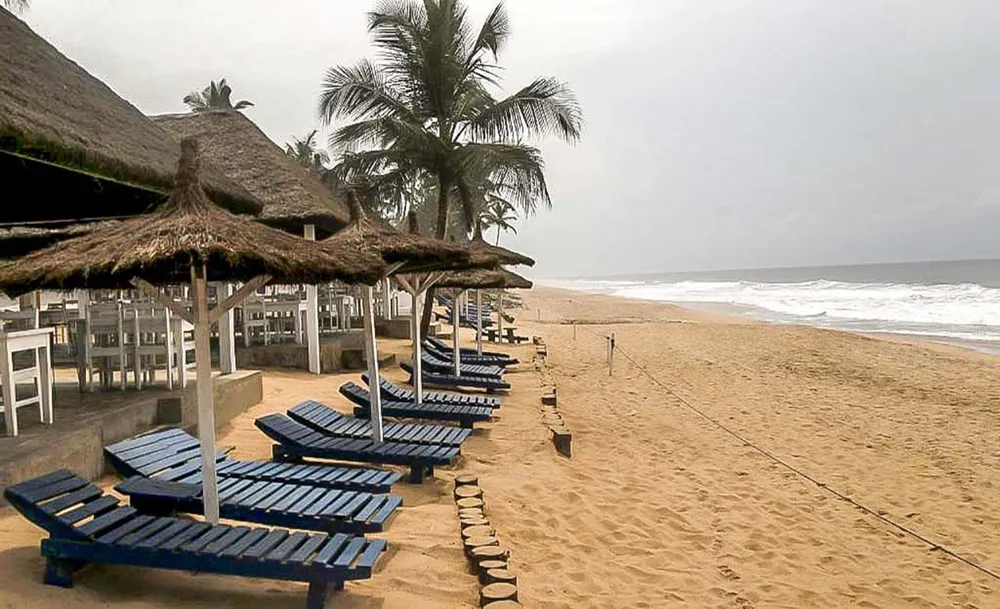 Marée haute Bassam : le maire interdit l’accès aux plages