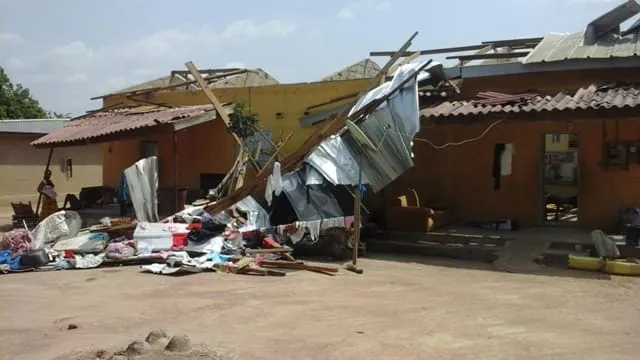 Maisons décoiffées par une tornade