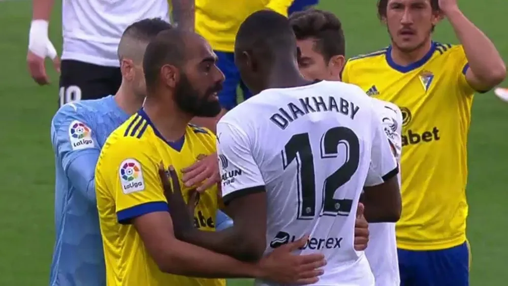 Insultes racistes en Espagne: les joueurs de Valence quittent le terrain