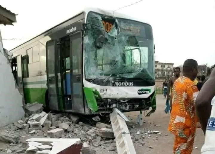 Accident bus de la SOTRA à Port-Bouët : un chauffeur perd le contrôle de son véhicule