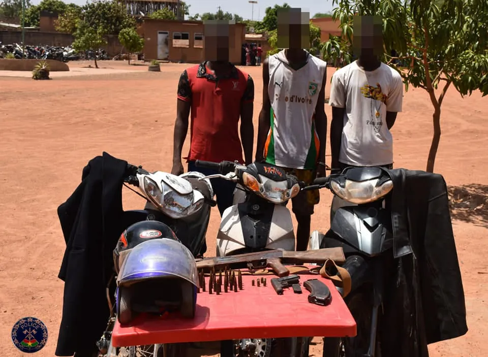 Burkina : un dangereux gang de braqueurs démantelé à Ouaga, des armes de guerre saisies