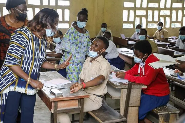 BEPC 2021 à Bonoua : une candidate avec son bébé dans une salle de composition