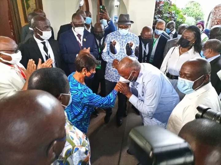 Gbagbo : son baise-main à Henriette Bédié qui fait le tour de la toile