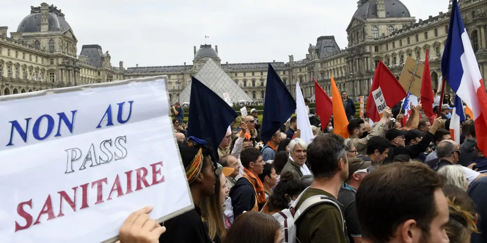 Manifestations contre le pass sanitaire: des violences à Paris