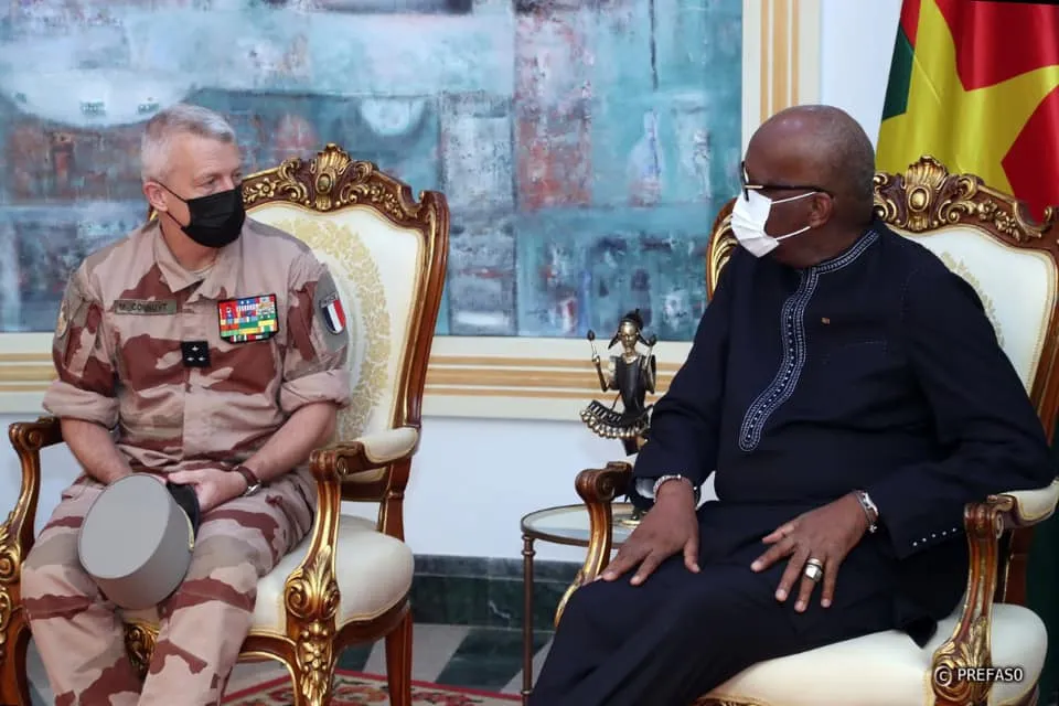 Burkina Faso : en fin de mission, le général Marc Conruyt chez Roch Kaboré